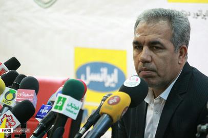 اولین اقدام او عدم پرداخت حتی یک ریال از مطالبات کادرفنی باشگاه پرسپولیس بود. او در حالی مطالبات «برانکو ایوانکوویچ» سرمربی پیشین پرسپولیس را پرداخت نکرد که این مربی کروات براساس بندهای قراردادش می‌توانست تیرماه سال ۱۳۹۷ یک طرفه قرارداد خود را فسخ کند.