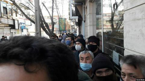 مسدود شدن کارت بانکی مهاجران افغان در ایران؛ ابعاد، پیامدها و همزمانی با سفر طالبان به تهران