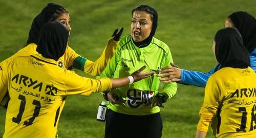 Fußball-Schiedsrichterin verbannt wegen ihrer sozialen Forschungen