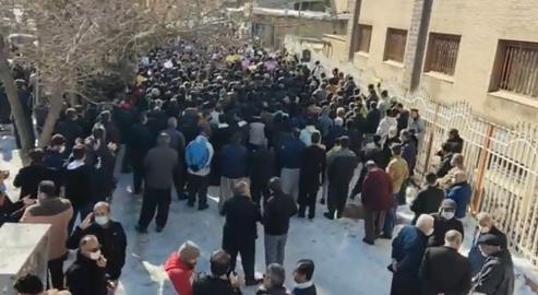 The arrest of two union members in Marivan, Kurdistan prompted an impromptu mass protest in front of the city's intelligence office