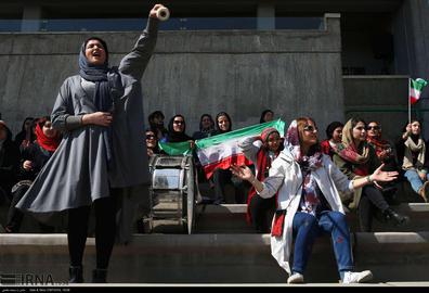فدراسیون فوتبال ایران تلاش می‌کند در آستانه آغاز رقابت‌های لیگ برتر فوتبال ایران، دخترانی که برای ورود به ورزشگاه‌ها تلاش می‌کردند را با بازداشت و تهدید از درهای ورودی ورزشگاه‌ها دور نگه دارد.
