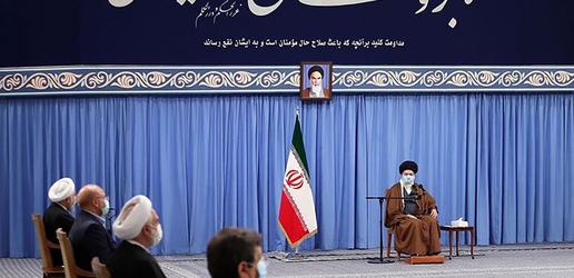 «علی خامنه‌ای»، رهبر جمهوری اسلامی که در ده ماه گذشته به ندرت دیداری حضوری داشته، روز سه‌شنبه با سران سه قوه و مقام‌های ارشد اقتصادی دیدار کرد.