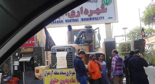 تداوم اعتصاب کارگران شهرداری و پالایشگاه آبادان