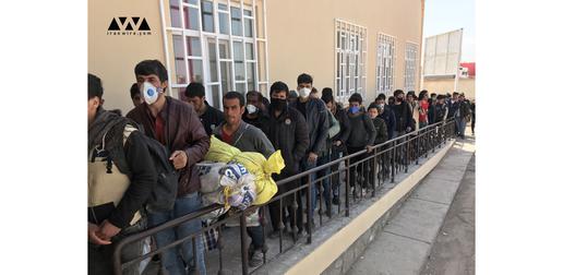 مقامات افغانستان گفته‌اند که طی یک ماه و نیم گذشته بیش از ۱۳۰ هزار مهاجر افغانستانی به دلیل شیوع ویروس کرونا در ایران به این کشور بازگشته‌اند