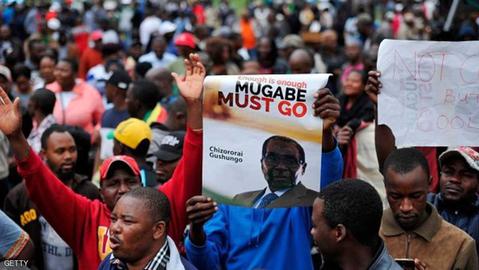 شادمانی مردم هراره پس از پدیرفتن کناره گیری از قدرت از سوی موگابه