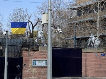 رسانه های وابسته به دولت و برخی نمایندگان مجلس نیز در ملامت کردن سفارت بریتانیا به دلیل برافراشتن پرچم اوکراین با سفارت روسیه همراه شدند.