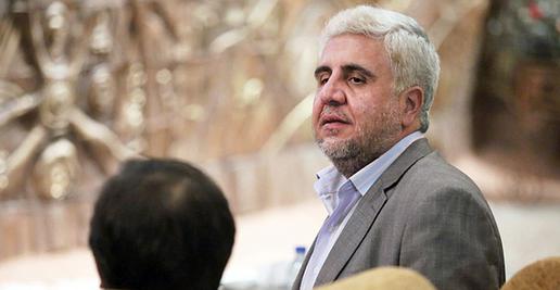 برخی از فعالان اصول‌گرا حملاتی را به فرهاد رهبر آغاز کرده‌اند و جزوه‌هایی نیز علیه او توزیع شده است.