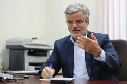 محمود صادقی یک سال و نیم پس از طرح سخنان وزیر کشور که «هم به پا شلیک کردیم، هم به پا»، اینک سخنان دبیر شورای عالی امنیت ملی را نقل کرده که در اعتراضات آبان ۱۳۹۸ گفته بود به همه معترضان شلیک می‌کنیم.