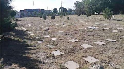 درب آرامستان وادی رحمت تبریز مقابل مزار کشته شدگان تابستان 67 واقع شده است