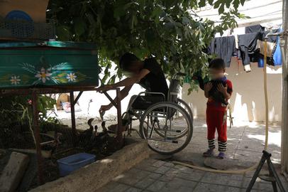 جواد برای رسیدن به ایران چند ساعتی را در چند نوبت همراه چند نفر دیگر در صندوق عقب یک ماشین می‌گذراند.