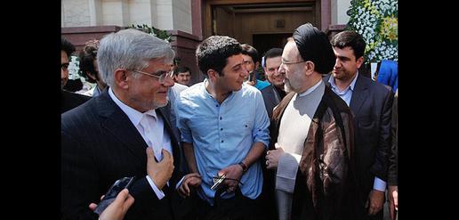 مسعود باستانی در زمان مرخصی سال 92، کنار محمد خاتمی و محمدرضا عارف