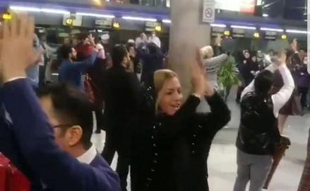 تصویری از ویدیوی ترانه‌خوانی دسته‌جمعی «آهای ایران، آهای خونه» در فرودگاه «امام خمینی»