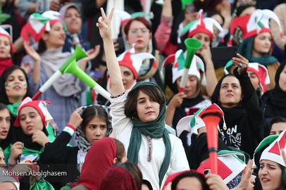 حورا سپهر حتی به حدود چهار هزار زنی که وارد ورزشگاه شدند و به تماشای بازی نشستند اعتراض دارد.