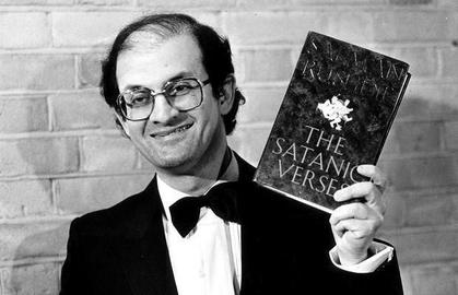 سلمان رشدی در بیانیه‌ای از آزردن احساسات «مسلمانان واقعی» پوزش خواست،  اما بعدها این معذرت خواهی را پس گرفت
