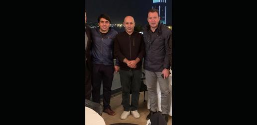 تصویر بهروز زنجانی کنار «علی سلیمانی»، خزانه‌دار فدراسیون فوتبال ایران پس از واریز مبلغ دو میلیون یورو به حساب او در ترکیه و حضور در بالکن هتل نیز به چشم می‌خورد.