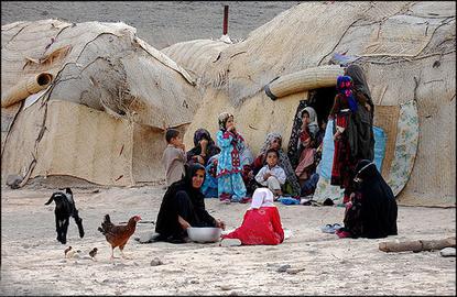 حمیرا از کارکنان یک مرکز بهداشت در نیک شهر می‌گوید مردم روستانشین سیستان و بلوچستان بچه‌آوردن را نوعی مبارزه می‌دانند؛ بنابراین خیلی‌هایشان سراغ اقلام پیشگیری از بارداری نمی‌‌آیند.