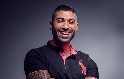 سیاوش درختی متولد سوئد و مسلمان است.
