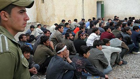 «سازمان بین‌المللی مهاجرات» می‌گوید در هفته اخیر دست‌کم ۱۹هزار و ۵۶۲ مهاجر که غیرقانونی به ایران رفته‌ بودند، به افغانستان بازگشته‌اند.
