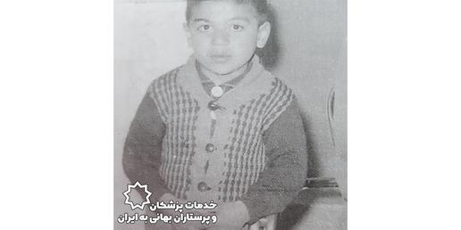 همسرش، دکتر سینا حکیمان، در خانواده‌ای بهایی متولد شد. پدرش کارمند دارایی قند و شکر بود. سینا دو ساله بود که همراه خانواده به زاهدان نقل مکان کرد. او سرانجام در زاهدان با رتبه ممتاز دیپلم گرفت.
