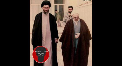 L’ayatollah Montazeri (à droite) et Khamenei. Dans son discours de novembre 1997, Montazeri a déclaré à Khamenei qu'il n’était pas une « source d'émulation ».