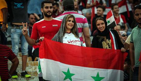 زنان سوریه ای آزادانه وارد ورزشگاه آزادی شدند درحالی که دختران ایرانی بیرون ورزشگاه پشت درها مانده بودند