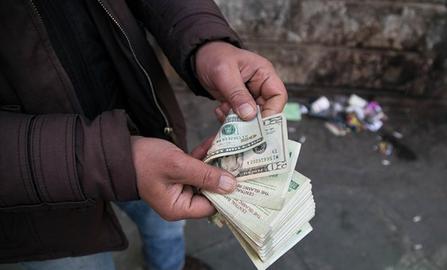 پلمب ۱۰ صرافی و بازداشت ۹۰ دلال ارز در تهران