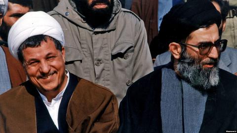 هاشمی رفسنجانی (چپ) در تابستان ۶۸ مانع محدود شدن دوره رهبری شد و زمامداری مادام العمر آیت الله «علی خامنه ای» را بر نسل هایی از ایرانیان تحمیل کرد.