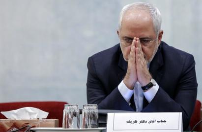 ظریف اولین وزیر خارجه ایران بود که پس از قطع روابط جمهوری اسلامی و آمریکا با همتای آمریکایی خود دیدار کرد.