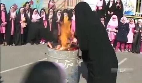«باربی‌سوزان» در یکی از مدارس دخترانه تهران           