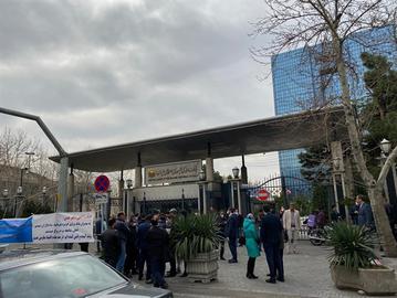 تجمع مالکان کارخانه ها و صنعت‌گران کشور در مقابل ساختمان بانک مرکزی تهران