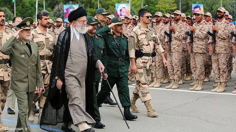 سپاه زیر نظر آیت الله «علی خامنه‌ای» رهبر و فرمانده کل قوای مسلح جمهوری اسلامی ایران فعالیت می‌کند.