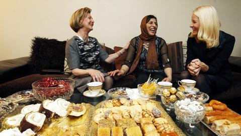 یک فنجان چای در نروژ، یک فتوا در تهران