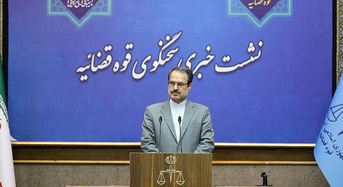 محکمه‌‌ سؤزچوسو: اوین گؤرونتولرینده‌کی بیر نئچه عسکرین پوزونتوسونو بوتون ایشچیلره باغلامایین