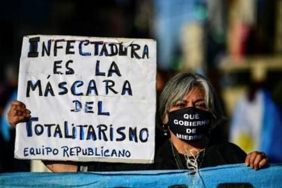 Lobos con piel de cordero: los médicos que difunden noticias falsas en Argentina