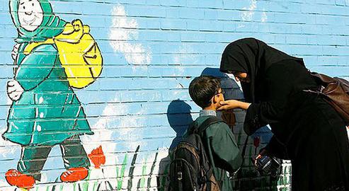 مطابق اصل ۳۰ قانون اساسی جمهوری اسلامی ایران، دولت موظف است امکان آموزش‌وپرورش رایگان را برای همه مردم تا پایان دوره متوسطه فراهم کند