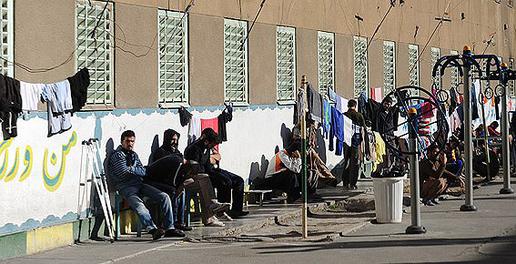 با وجود این بازرسی‌های سخت می‌توان نتیجه گرفت حجم بالای مواد مخدر در زندان تنها از طریق باندهای مختلف مسئولان زندان جابه‌جا می‌شود.