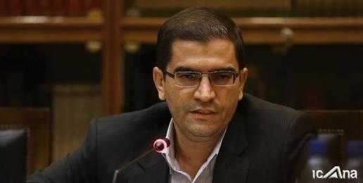 احسان قاضی‌زاده هاشمی، با فریاد برای اجرای «قانون ممنوعیت به‌کارگیری بازنشستگان» که در مجلس شورای اسلامی تصویب شده بود به رسانه‌ها رسید.