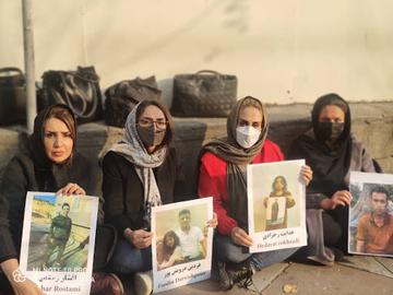 تحصن اعضای خانواده ۹ پناهجوی کرد ایرانی برای آزادسازی عزیزان‌شان