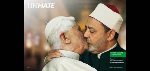 برند‌ها وقتی در تبلیغات خود از عناصر دینی استفاده می کنند به دردسرمی افتند. بنتون در این تبلیغ به بی احترامی به پاب متهم شد.. 