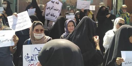 روز شنبه ۲۱ شهریورماه عده‌ای از آن‌ها در مقابل ساختمان وزارت کشور در تهران جمع شده بودند و شعار خود را که «نه به واکسیناسیون اجباری» است روی پلاکارد نوشته بودند و گاهی آن را  فریاد می‌زدند