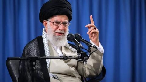 آیت‌الله «علی خامنه‌ای» شرط گذاشته است که ایالات متحده اول باید تحریم‌های اعمال شده در دوره ترامپ را رفع کند.