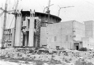 عراق در چند نوبت نیروگاه نیمه‌کاره بوشهر را بمباران کرد. این حملات منجر به خروج نهایی متخصصان خارجی از بوشهر شدند