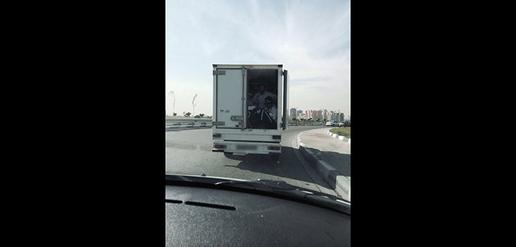 سربازان وظیفه در کانتینر حمل گوشت