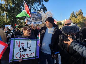 مژگان نوی در تظاهرات اعتراضی به تخلیه فلسطینیان از شرق بیت‌المقدس