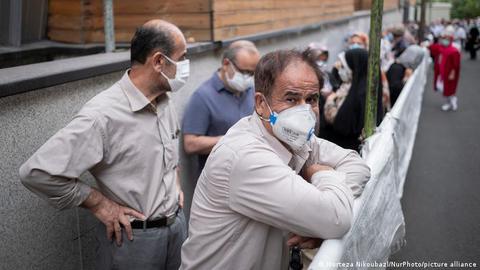رییس بخش عفونی بیمارستان «مسیح‌دانشوری» تهران می‌گوید حدود ۸۰۰ نفر در روز به دلیل ابتلا به ویروس کرونا جان خود را از دست می‌دهند.