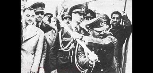  سپهبد نادر باتمانقلیچ ، رئیس ستاد ارتش وقت در حال تخریب حظیره القدس 