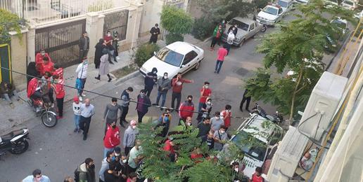 تجمع هواداران پرسپولیس مقابل مجلس و بعد ساختمان باشگاه با شعار «بی‌پولی و بی‌ریالی» همراه بود.