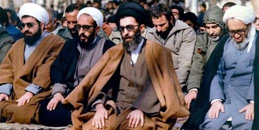 آیت الله منتظری، پس از حمایت از جایگزین شدن علی خامنه ای به عنوان امام جمعه تهران به جای او، پشت سرش نماز خواند