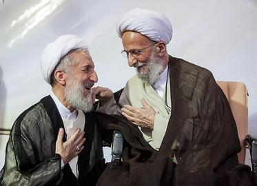 سخنان کاظم صدیقی درباره «چشم باز کردن و لبخند زدن جسد محمدتقی مصباح یزدی» که اواسط دی‌ماه از تلویزیون جمهوری اسلامی پخش شد سلسله‌ای از دروغ‌های دیگر را نیز بر ملا کرد