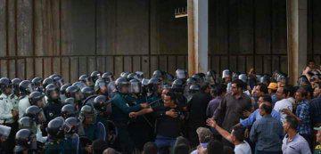 بر اساس گزارش هرانا نیروهای انتظامی برای متفرق کردن کارگران اقدام به ضرب و شتم آنها کردند که در نتیجه این حمله، شماری از معترضان مصدوم و به بیمارستان منتقل شده‌اند.